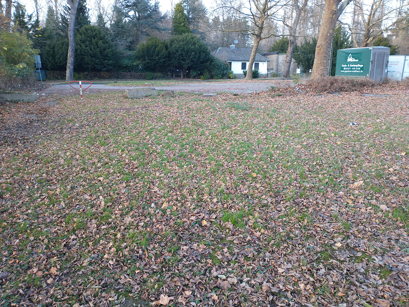 2025-03 Ungenutze Parkplatzfläche am Blumenfriedhof 01