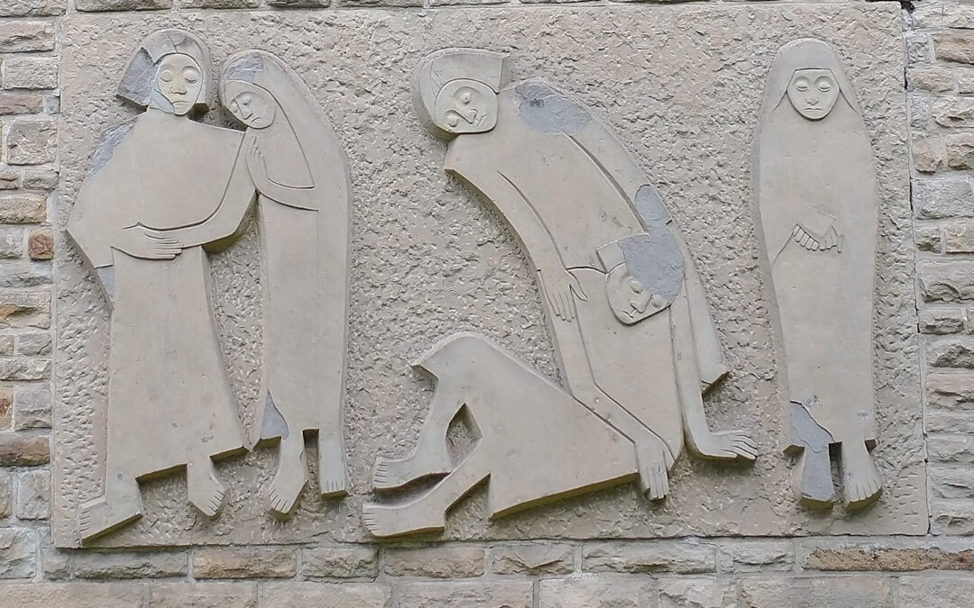 Flachreliefs an der Blumenfriedhof-Trauerhalle weisen Beschädigungen auf